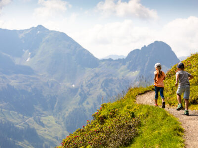 Wandern mit Kindern am Panoramaweg am Wiedersbergerhorn in Alpbach © Alpbachtal Tourismus