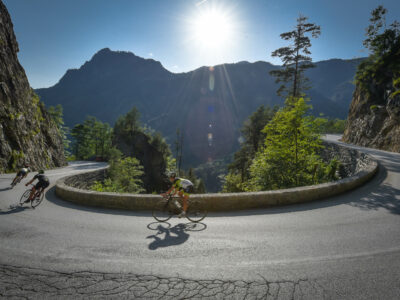 Rennradfahrer auf der Landesstraße Brandenberg. © Alpbachtal Tourismus/Gabriele Grießenböck