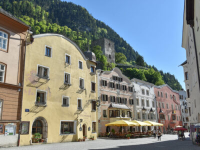 Malerische Altstadt Rattenberg, Sparkassenplatz mit Blick auf den Schlossberg. © Alpbachtal Tourismus/Grießenböck Gabriele