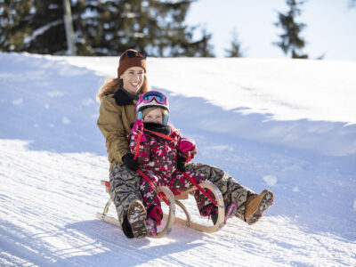 Rodeln mit Kindern entlang des Panoramaweges am Reither Kogel. © Alpbachtal Tourismus/shootandstyle.com