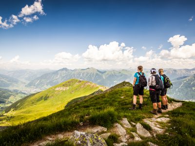 Wandergruppe am Gipfel mit grandioser Aussicht @ Manuel Marktl Wandergruppe am Gipfel mit grandioser Aussicht @ Manuel Marktl