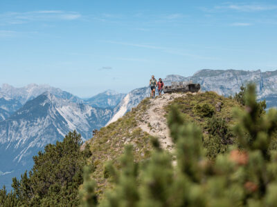 Wanderpaar bei Rastbank Gratlspitze Alpbach Sommer Panorama Wandern © Alpbachtal Tourismus
