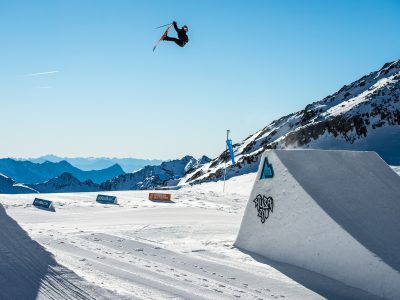 Freeskier und Snowboarder treffen sich im April und Mai bei den Spring Sessions im Snowpark Stubai Zoo zum Shredden, Jumpen und Party machen. © Pally Learmond/Jesper Tjäder