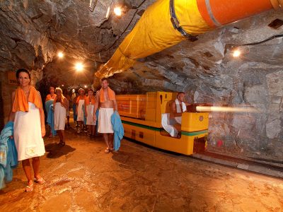 Mit einem kleinen Zug fährt man in den Stollen ein © Gasteiner Heilstollen Mit einem kleinen Zug fährt man in den Stollen ein © Gasteiner Heilstollen