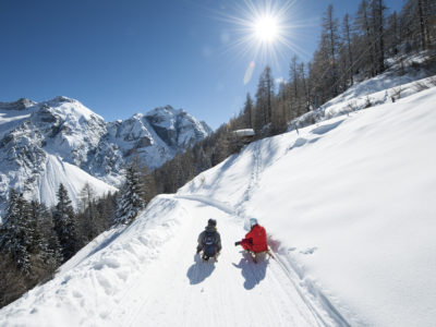 Schlittenfahren ist immer schön, egal ob tagsüber oder bei Nacht, ob für Jung oder Alt. Die Naturrodelbahn im Pinnistal im Stubai ist ganze 8,5 Kilometer lang. Zum Startpunkt kommt man zu Fuß oder mit dem Lift und manchmal zieht einen der Wirt der Issenangeralm mit dem Jeep, an dem ein großer Schlitten hängt, bis zur Pinnisalm. © TVB Stubai/Schönherr Schlittenfahren ist immer schön, egal ob tagsüber oder bei Nacht, ob für Jung oder Alt. Die Naturrodelbahn im Pinnistal im Stubai ist ganze 8,5 Kilometer lang. Zum Startpunkt kommt man zu Fuß oder mit dem Lift und manchmal zieht einen der Wirt der Issenangeralm mit dem Jeep, an dem ein großer Schlitten hängt, bis zur Pinnisalm. © TVB Stubai/Schönherr