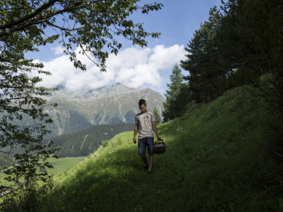 Michael Ploner arbeitet als Koch im elterlichen Hotelbetrieb in Nauders am Reschenpass. Aus den Küchen der Stromburg und des Noma in Kopenhagen kam er zurück auf die Wildkräuter-Wiesen hinter dem Dorf. © Tirol Werbung / Lisa Hörterer Michael Ploner arbeitet als Koch im elterlichen Hotelbetrieb in Nauders am Reschenpass. Aus den Küchen der Stromburg und des Noma in Kopenhagen kam er zurück auf die Wildkräuter-Wiesen hinter dem Dorf. © Tirol Werbung / Lisa Hörterer