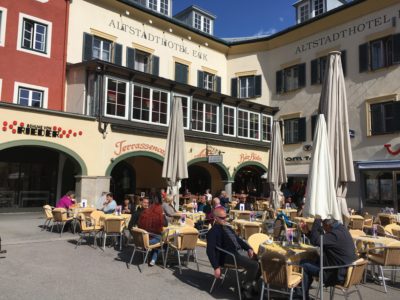 Die vielen Straßencafés in Lienz verleihen der Stadt ein südliches Flair. © TVB Osttirol Die vielen Straßencafés in Lienz verleihen der Stadt ein südliches Flair. © TVB Osttirol