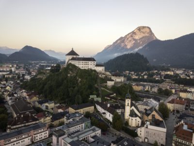 Kufstein liegt malerisch am Inn. Am Fuße der imposanten Festung liegt die schöne Altstadt. © Tirol Werbung Kufstein liegt malerisch am Inn. Am Fuße der imposanten Festung liegt die schöne Altstadt. © Tirol Werbung
