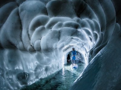 Im Natur Eis Palast, einer begehbaren Gletscherspalte im Hintertuxer Gletscher, kann man im Sommer mit einem SUP-Brett über den Eissee paddeln. © Sebastian Schöffel; www.fanatic.com Im Natur Eis Palast, einer begehbaren Gletscherspalte im Hintertuxer Gletscher, kann man im Sommer mit einem SUP-Brett über den Eissee paddeln. © Sebastian Schöffel; www.fanatic.com