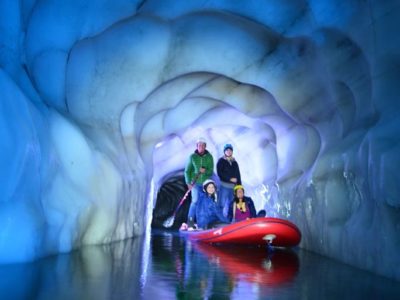 Im Natur Eis Palast, einer begehbaren Gletscherspalte im Hintertuxer Gletscher, kann man im Sommer mit einem SUP-Brett über den Eissee paddeln. Die Bretter sind so groß, dass sogar mehrere Personen darauf Platz haben. © Zillertaler Gletscherbahnen Im Natur Eis Palast, einer begehbaren Gletscherspalte im Hintertuxer Gletscher, kann man im Sommer mit einem SUP-Brett über den Eissee paddeln. Die Bretter sind so groß, dass sogar mehrere Personen darauf Platz haben. © Zillertaler Gletscherbahnen