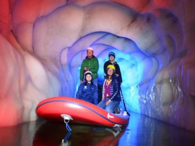 Im Natur Eis Palast, einer begehbaren Gletscherspalte im Hintertuxer Gletscher, kann man im Sommer mit einem SUP-Brett über den Eissee paddeln. Die Bretter sind so groß, dass sogar mehrere Personen darauf Platz haben. © Zillertaler Gletscherbahnen Im Natur Eis Palast, einer begehbaren Gletscherspalte im Hintertuxer Gletscher, kann man im Sommer mit einem SUP-Brett über den Eissee paddeln. Die Bretter sind so groß, dass sogar mehrere Personen darauf Platz haben. © Zillertaler Gletscherbahnen