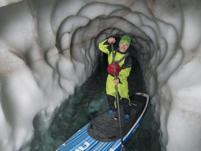 Im Natur Eis Palast, einer begehbaren Gletscherspalte im Hintertuxer Gletscher, kann man im Sommer mit einem SUP-Brett über den Eissee paddeln. © Neumann Im Natur Eis Palast, einer begehbaren Gletscherspalte im Hintertuxer Gletscher, kann man im Sommer mit einem SUP-Brett über den Eissee paddeln. © Neumann