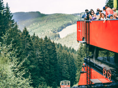 Eine Fahrt mit dem Cabrio-Wagen der Bergbahn auf der denkmalgeschützten, 1,4 Kilometer langen Standseilbahn von Obstfelderschmiede nach Lichtenhain im Schwarzatal im Thüringer Wald ist nicht nur für Eisenbahnfans empfehlenswert.  © Oberweißbacher Berg- und Schwarzatalbahn / Steven Neukirch