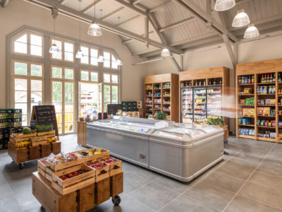 Das Bahnhofsgebäude in Rottenbach wurde komplett umgebaut und saniert und hat nun einen eigenen Hofladen, den BahnHofladen, in dem regionale Produkte verkauft werden. © Internationale Bauausstellung (IBA) Thüringen / Thomas Müller