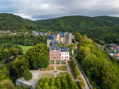 Schloss Schwarzburg hat eine wechselvolle Geschichte erlebt. Zum Tag der Sommmerfrische ist im Schlosspark eine lange Tafel der regionalen Produkte aufgebaut.   © Regionalverbund Thüringer Wald e.V. / Dominik Ketz