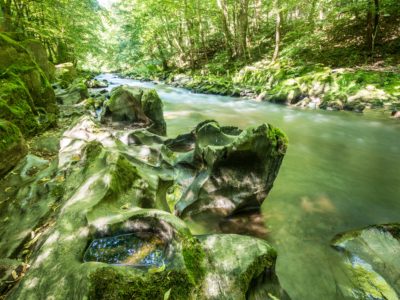 Auf ihrem 53 Kilometer langen Weg windet sich die Schwarza, der goldreichste Fluss Deutschlands, meist durch enge Schluchten und Täler durch die Sommerfrische-Region Schwarzatal. © Regionalverbund Thüringer Wald e.V. / Dominik Ketz
