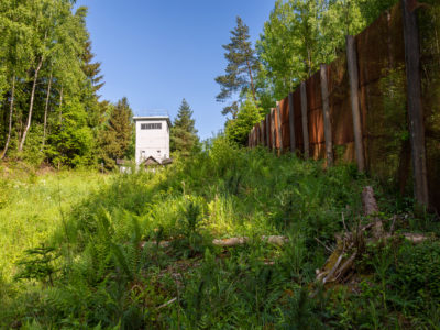 Bei Wanderungen am Grünen Band begegnen einem immer mal wieder ehemalige Grenztürme, stumme Zeugen der deutschen Teilung. © Sven Lemnitzer