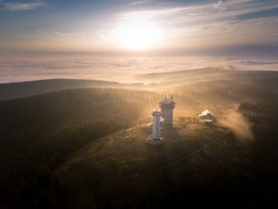 Ausblick auf den Schneekopf - mit Aussichtsturm 1001 Meter ü.NN., der höchste der 7 Gipfel des Gipfelwanderwegs Suhl. © Regionalverbund Thüringer Wald e.V. / Paul Hentschel