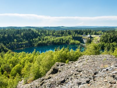 Auf dem Schieferpfad kommt man unter anderem am Technischen Denkmal Historischer Schieferbergbau Lehesten im Geopark Schieferland vorbei. Das ehemalige Tagebauloch ist heute ein See.  © Dominik Ketz