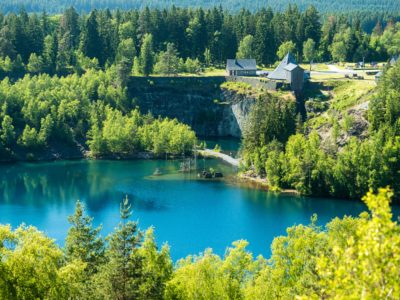 Auf dem Schieferpfad kommt man unter anderem am Technischen Denkmal Historischer Schieferbergbau Lehesten im Geopark Schieferland vorbei. Das ehemalige Tagebauloch ist heute ein See.  © Dominik Ketz