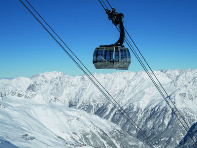 Die neue 10er-Kabinenbahn Rotkogl vom Hoteldorf Hochsölden zur Bergstation der Giggijochbahn erleichtert den Anschluss vom Ski-in/Ski-Out-Ort an die Gletscherskigebiete am Tiefenbach- und Rettenbachferner.  © Christoph Nösig, Bergbahnen Sölden