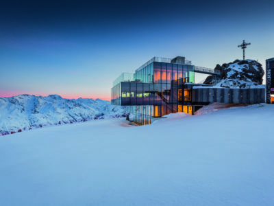 In Sölden auf dem Gaislachkogel gibt es neben dem Restaurant IceQ  die Ausstellung Elements 007, in der Filmausschnitte und Original-Requisiten vom James-Bond-Dreh zu Spectre auf dem Gletscher zu sehen sind. © Rudi Wyhlidal, Bergbahnen Sölden