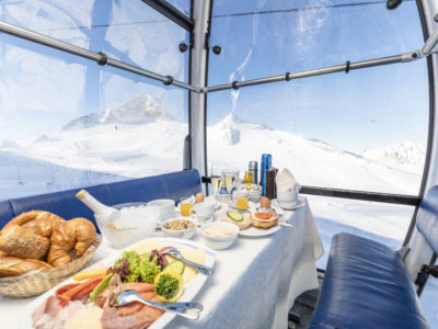 Auf dem Hintertuxer Gletscher kann man in der neuen Wintersaison in einer Gondel der Gefrorenen Wand Bahn frühstücken - mit Brötchen, Käse, Müsli, Eiern und sogar Prosecco.  © shootandstyle.com / Hintertuxer Gletscher