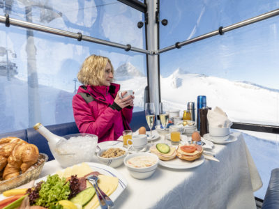 Auf dem Hintertuxer Gletscher kann man in der neuen Wintersaison in einer Gondel der Gefrorenen Wand Bahn frühstücken - mit Brötchen, Käse, Müsli, Eiern und sogar Prosecco.  © shootandstyle.com / Hintertuxer Gletscher