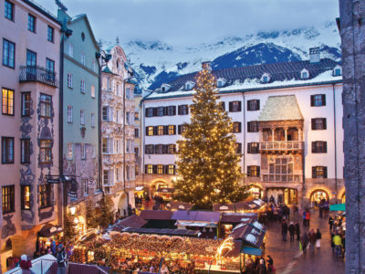 Im Dezember öffnen auch die meisten anderen Skigebiete. Dann kann man das Skifahren mit einem Besuch auf einem der schönen Tiroler Weihnachtsmärkte verbinden.  © Innsbruck Tourismus/Lackner Im Dezember öffnen auch die meisten anderen Skigebiete. Dann kann man das Skifahren mit einem Besuch auf einem der schönen Tiroler Weihnachtsmärkte verbinden.  © Innsbruck Tourismus/Lackner