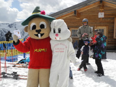 Im April kommt der Osterhase in die Skigebiete, wo er die regionalen Skimaskottchen trifft und Schokoeier für die Kinder versteckt. © Seilbahn Komperdell GmbH Im April kommt der Osterhase in die Skigebiete, wo er die regionalen Skimaskottchen trifft und Schokoeier für die Kinder versteckt. © Seilbahn Komperdell GmbH