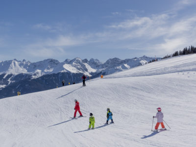 Der Februar ist der Familien-Ski-Monat. Dank zahlreicher Angebote lernen Kinder schnell und günstig das Skifahren. © Tirol Werbung/Herbig Der Februar ist der Familien-Ski-Monat. Dank zahlreicher Angebote lernen Kinder schnell und günstig das Skifahren. © Tirol Werbung/Herbig