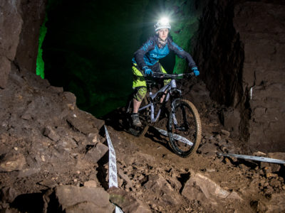 Im stillgelegten Kamsdorfer Bergwerk wurden Trails mit Kurven, Wellen und kleinen Schanzen angelegt. Für eine Biketour durch den Stollen braucht man allerdings einen Guide und gutes Licht.  © Sebastian Sternemann