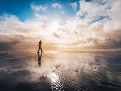 Unterwegs an der Wasserkante oder auf gut präparierten Wander- und Radwegen durch Sand, Dünen, Wald und Wiesen erkundet man die einzigartige Naturlandschaft Borkums. © Moritz Kaufmann
