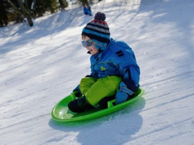 Zu den Winter-Aktiv-Angeboten im Thüringer Wald zählt auch das Rodeln. Diese Wintersportart bietet ein besonderes Rodelvergnügen für die gesamte Familie. © Regionalverbund Thüringer Wald e.V