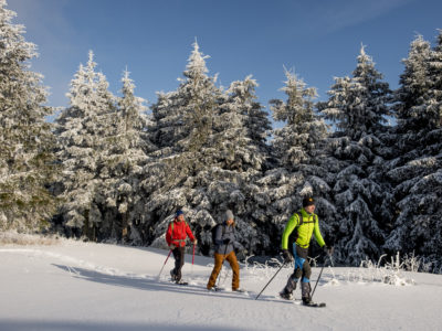 Geführte Schneeschuhtouren im Thüringer Wald sind eine willkommene Abwechslung für Naturliebhaber. Die sportliche Betätigung wird auch belohnt: mit einem Picknick im Schnee und einer Tasse wohltuendem Glühwein oder Tee inmitten der wunderbaren Winterlandschaft. © Hans Herbig