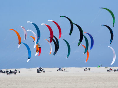 Borkum bietet ideale Wetterbedingungen für den Strandsport. Zum Beispiel gleitet man beim Kitebuggyfahren auf drei Rädern nahezu lautlos über den Strand und lässt sich dabei vom Wind treiben. © World of Wind