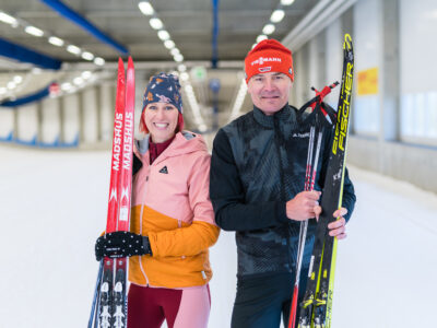 Auch die ehemaligen Spitzensportler Kati Wilhelm und Sven Fischer schätzen die Bedingungen, denn hier gibt es zu jeder Jahreszeit die perfekte Umgebung für den nordischen Wintersport. © Regionalverbund Thüringer Wald / Christopher Schmid