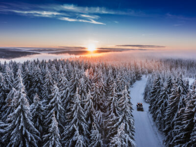Sonnenaufgang an der Rennsteig Warte, Masserberg: stimmungsvoller Ausblick auf die weitläufige Winterlandschaft des Thüringer Waldes. © Udo Bernhart / Thüringer Tourismus GmbH