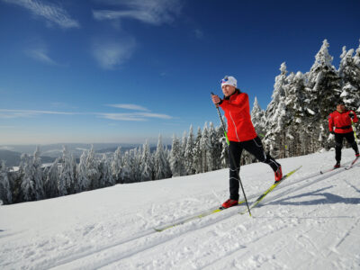 Gipfelglück auf zwei Brettern: der höchste Punkt des Rennsteigs (972m ü.NN) liegt am Großen Beerberg. Gekrönt wird die Tour durch winterliche Weitblicke an Plänckners Aussicht. © Mike Deichmann / Regionalverbund Thüringer Wald e.V
