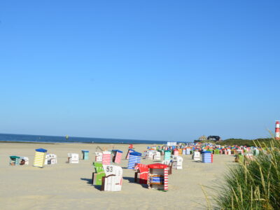 Auf dem weißen und feinen  Südstrand befinden sich zahlreiche  schöne Strandkörbe, um sich zu entspannen und die Sonne zu  genießen. © Nordseeheilbad Borkum