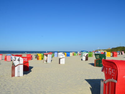 Auf dem weißen und feinen  Südstrand befinden sich zahlreiche  schöne Strandkörbe, um sich zu entspannen und die Sonne zu  genießen. © Nordseeheilbad Borkum
