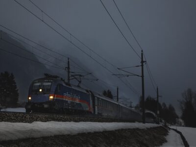 Der ÖBB Nightjet fährt durchs nächtliche Tirol. Unter anderem von Hamburg aus können Urlauber bequem nach Innsbruck reisen. © Tirol Werbung, Robert Pupeter Der ÖBB Nightjet fährt durchs nächtliche Tirol. Unter anderem von Hamburg aus können Urlauber bequem nach Innsbruck reisen. © Tirol Werbung, Robert Pupeter