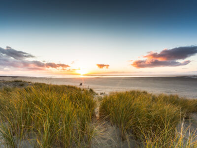 Schöner geht es kaum: Der breite Borkumer Strand. Den Sonnenuntergang am Strand von Baltrum genießen. © Ostfriesische Inseln GmbH, Torsten Dachwitz