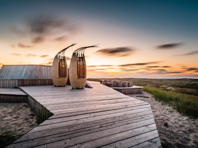 Thalasso-Plattform auf Norderney: Cocons und andere Sitzelemente bieten einen tollen Ausblick. © Ostfriesische Inseln GmbH, Janis Meyer