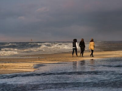 Thalasso-Spaziergang am Strand von Wangerooge.  © Ostfriesische Inseln GmbH, Kees van Surksum Thalasso-Spaziergang am Strand von Wangerooge.  © Ostfriesische Inseln GmbH, Kees van Surksum