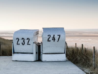 Ausgerichtet für den tollen Ausblick: Zwei Strandkörbe auf Spiekeroog. © Nordseebad Spiekeroog GmbH