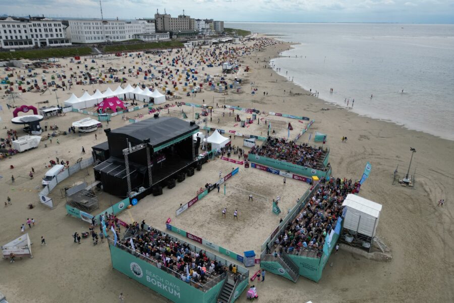Bei den Beach Days Borkum 2024 geht es hoch her: Im Sand und auf der Konzert-Bühne mit Silbermond. © Nordseeheilbad Borkum GmbH Bei den Beach Days Borkum 2024 geht es hoch her: Im Sand und auf der Konzert-Bühne mit Silbermond. © Nordseeheilbad Borkum GmbH