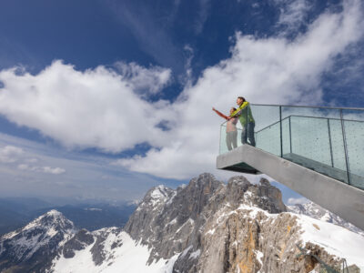 Spektakulär: Die Dachstein Himmelsleiter ist die neue Attraktion an der Dachstein-Bergstation und bietet einen atemberaubenden Ausblick. © Harald Steiner Spektakulär: Die Dachstein Himmelsleiter ist die neue Attraktion an der Dachstein-Bergstation und bietet einen atemberaubenden Ausblick. © Harald Steiner