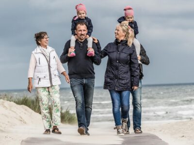 Familie am Juister Strand. © Kurverwaltung Juist, Lars Wehrmann