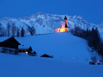 Dientner Kirche: Verschneite Winterlandschaft in Hochkönig. © Hochkönig Tourismus